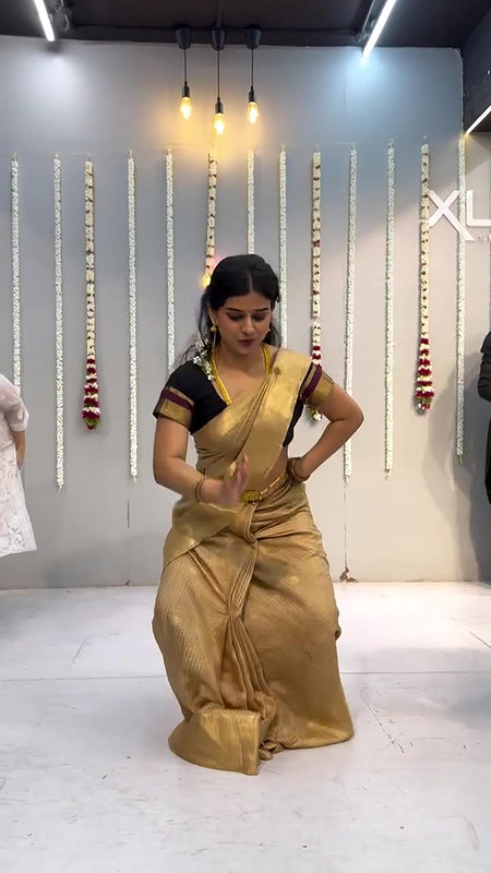 dusky desi lady sexy navel in golden saree 22