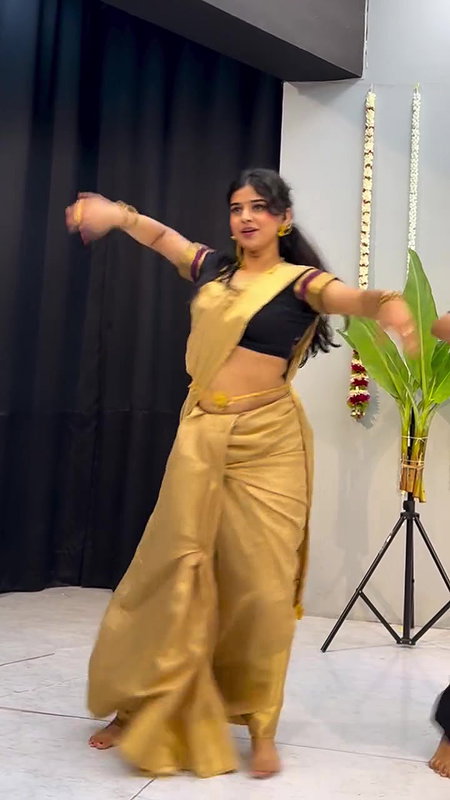dusky desi lady sexy navel in golden saree 22