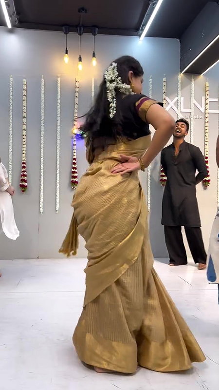 dusky desi lady sexy navel in golden saree 22