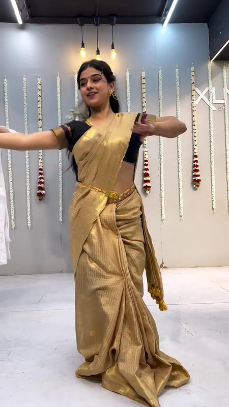 dusky desi lady sexy navel in golden saree 22