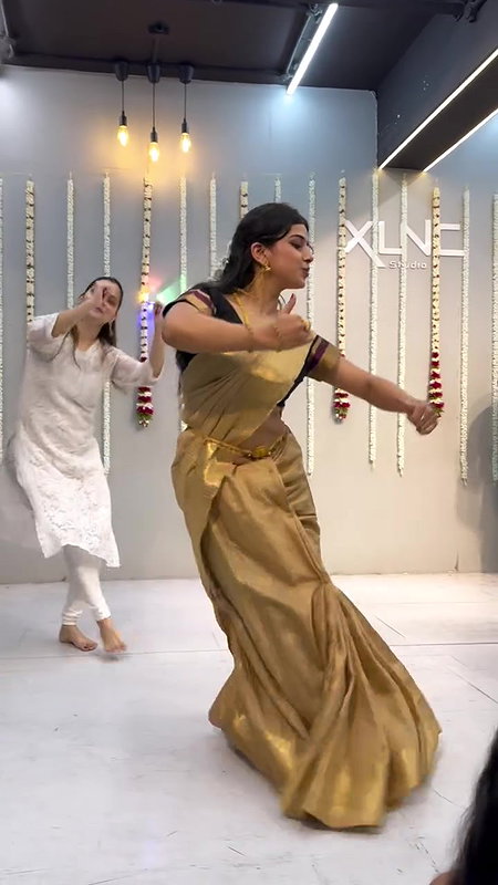 dusky desi lady sexy navel in golden saree 22