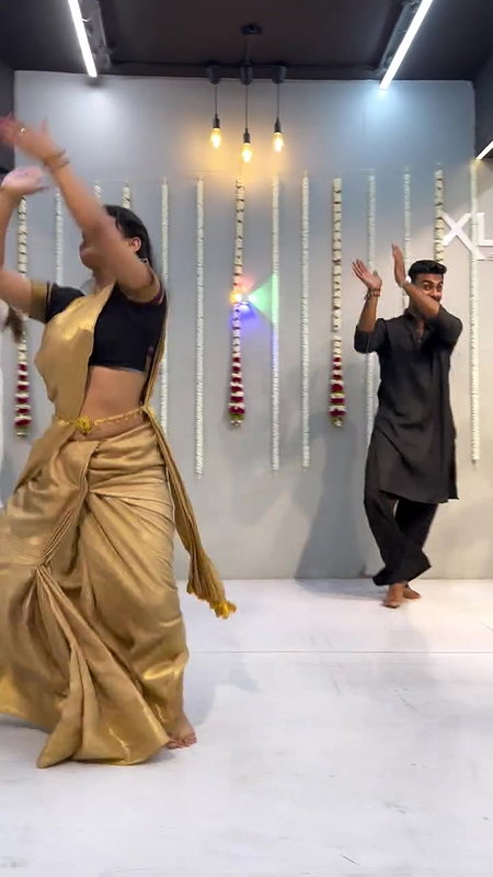 dusky desi lady sexy navel in golden saree 22