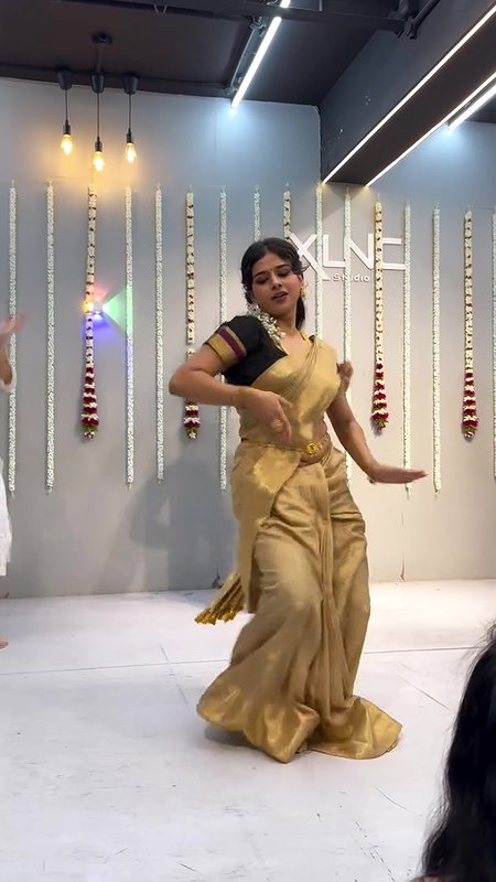 dusky desi lady sexy navel in golden saree 22