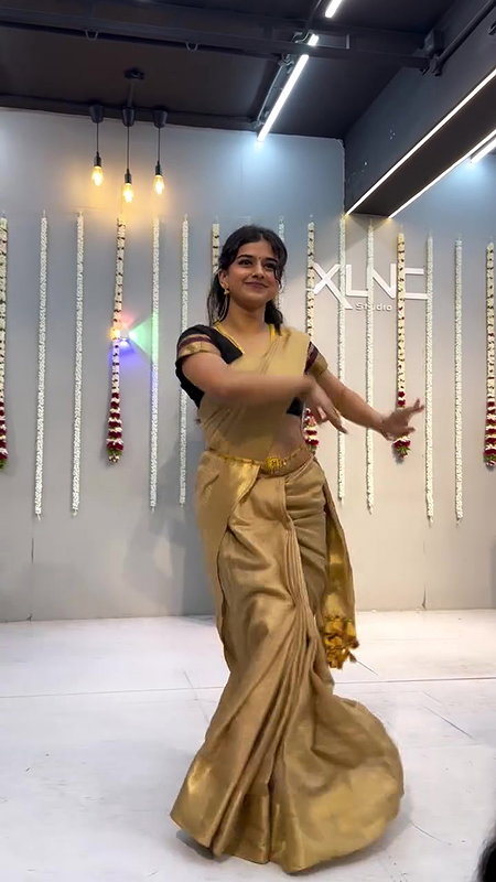 dusky desi lady sexy navel in golden saree 22
