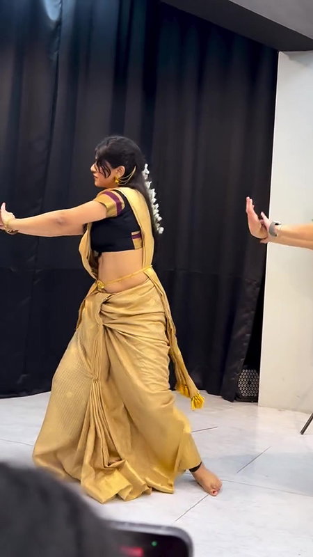 dusky desi lady sexy navel in golden saree 22