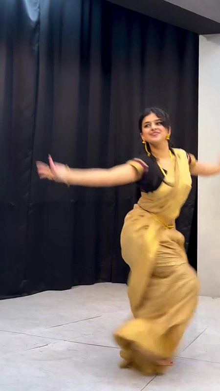 dusky desi lady sexy navel in golden saree 22