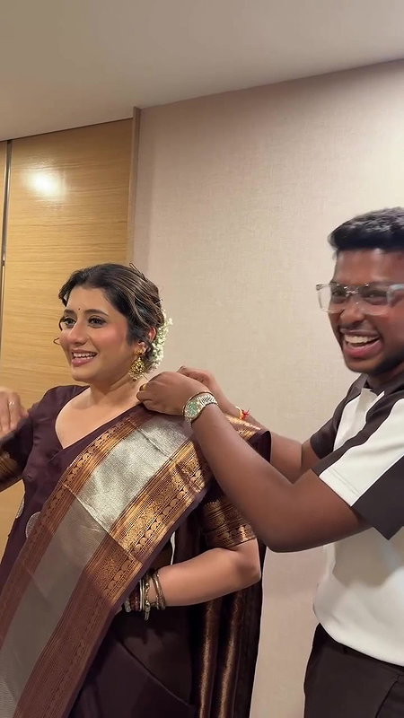 Vijay TV Anchor Priyanka saree wearing by unknown guy 22