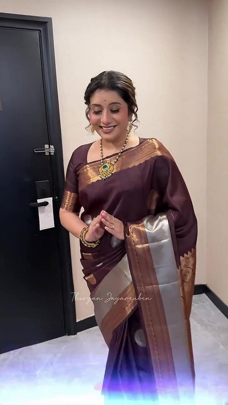 Vijay TV Anchor Priyanka saree wearing by unknown guy 22