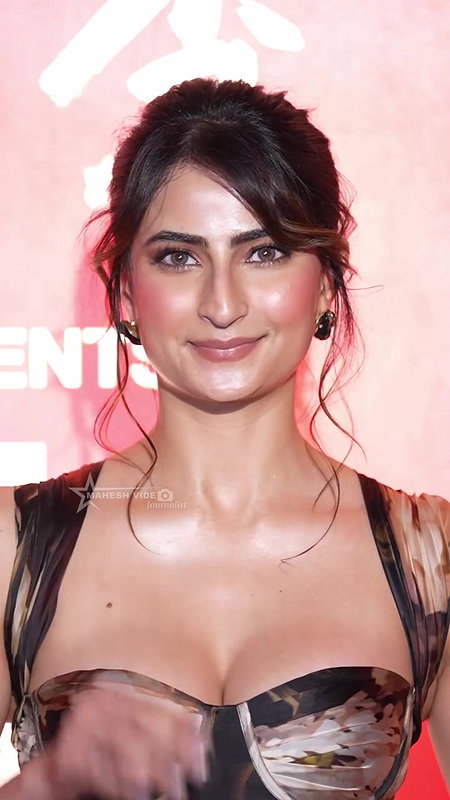 NEPO TEMPTRESS PALAK TIWARI JUICY BOUNCING BOOBS OPEN CLEAVAGE WILD EXPOSE UUFFF 210