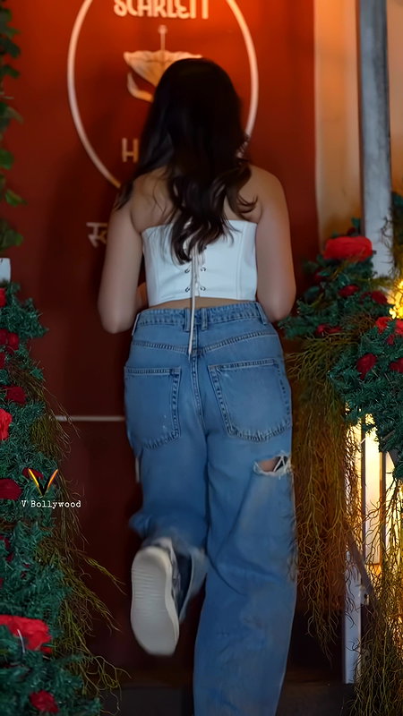 KRITI SHETTY STUNNING BEAUTY FAB LOOKS HQ 22