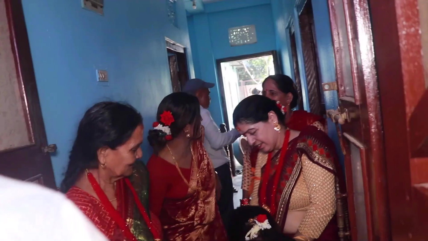 Hot Curvy Nepali aunties Navel,Ass,Boobs in multiple saree 22