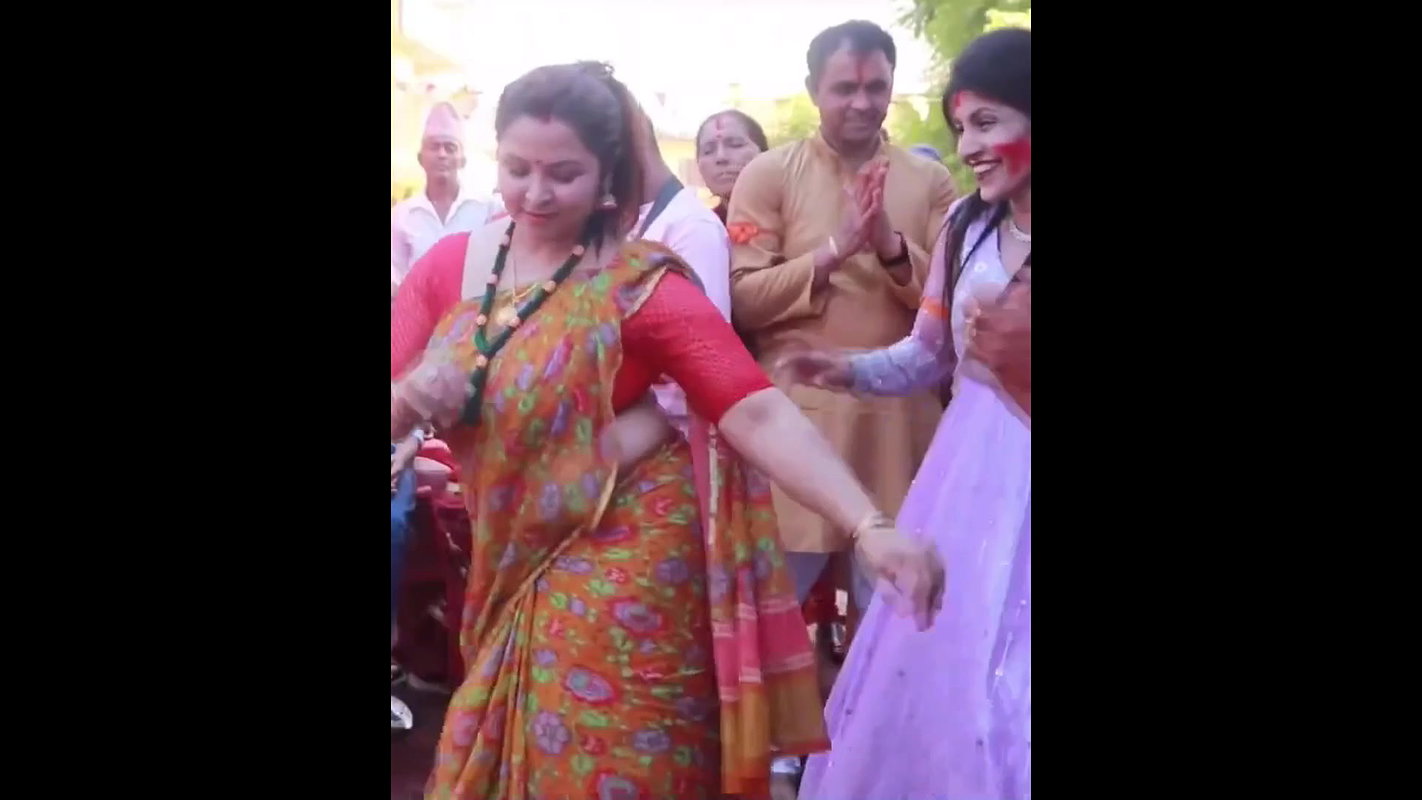 Hot Curvy Nepali aunties Navel,Ass,Boobs in multiple saree 22