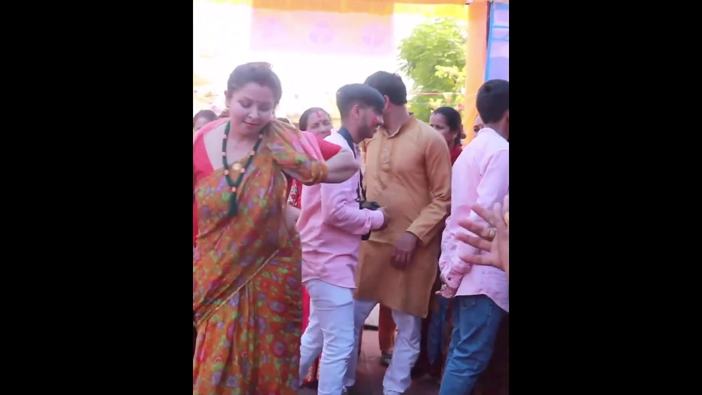 Hot Curvy Nepali aunties Navel,Ass,Boobs in multiple saree 22