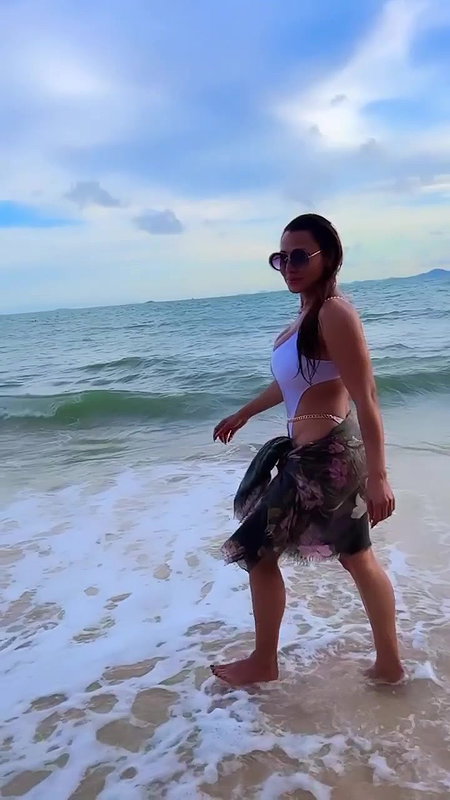 KARISHMA KAR IRRESISTIBLE BOLD DIVA TEMPTRESS ON BEACH 22