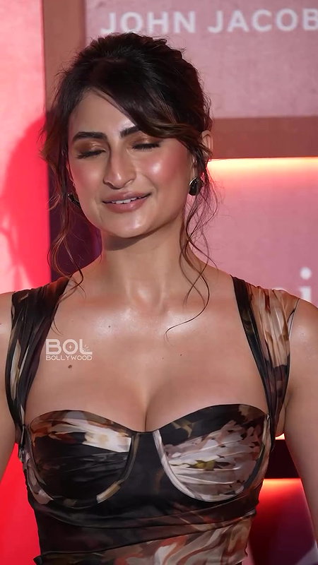 NEPO TEMPTRESS PALAK TIWARI JUICY BOUNCING BOOBS OPEN CLEAVAGE WILD EXPOSE UUFFF 22