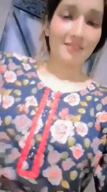 Hot paki babe showing her boobs pressing with smile 22