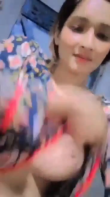 Hot paki babe showing her boobs pressing with smile 22