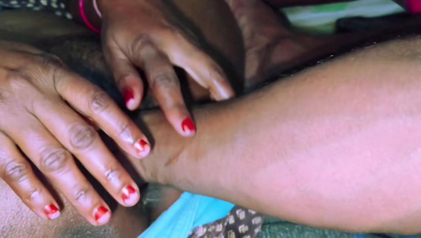 Chudakar bhabhi ke gulabi bur me devar ne pura hanth gusa diya.padosi aunty ko stepuncle ne pel diya.desi hindi viral xxx sex video