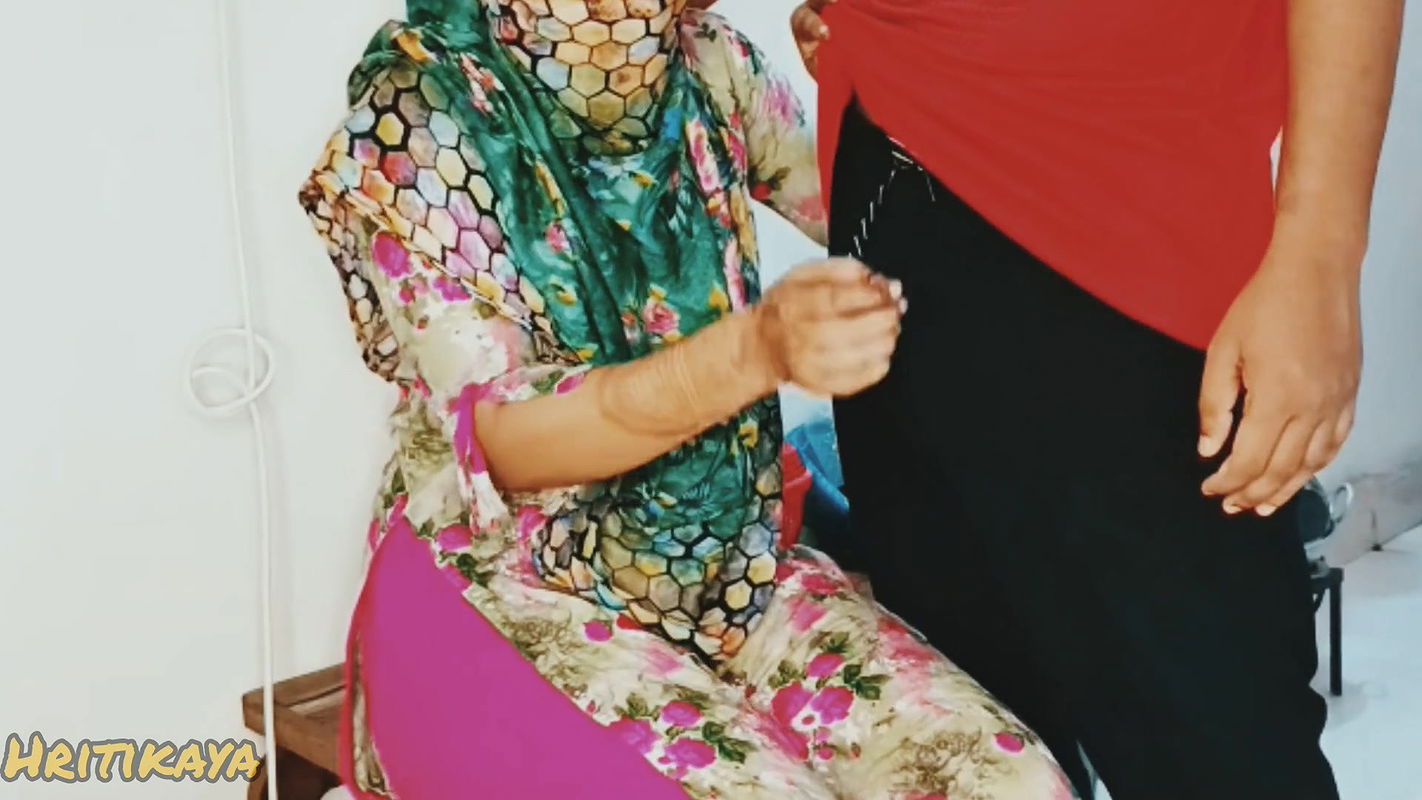 Curvy Desi Bhabhi’s Holes Stuffed by Electrician in Bedroom