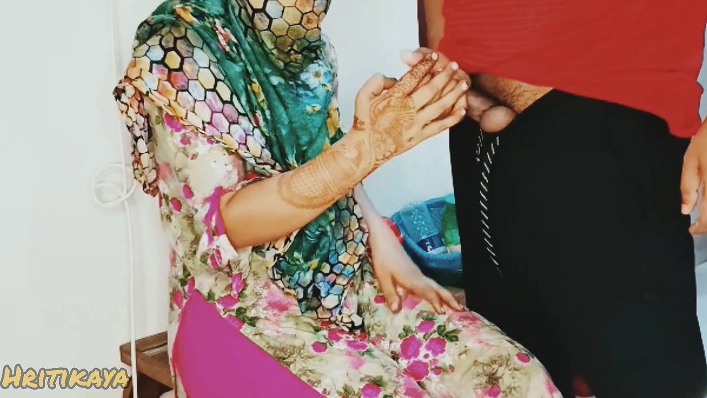 Curvy Desi Bhabhi’s Holes Stuffed by Electrician in Bedroom