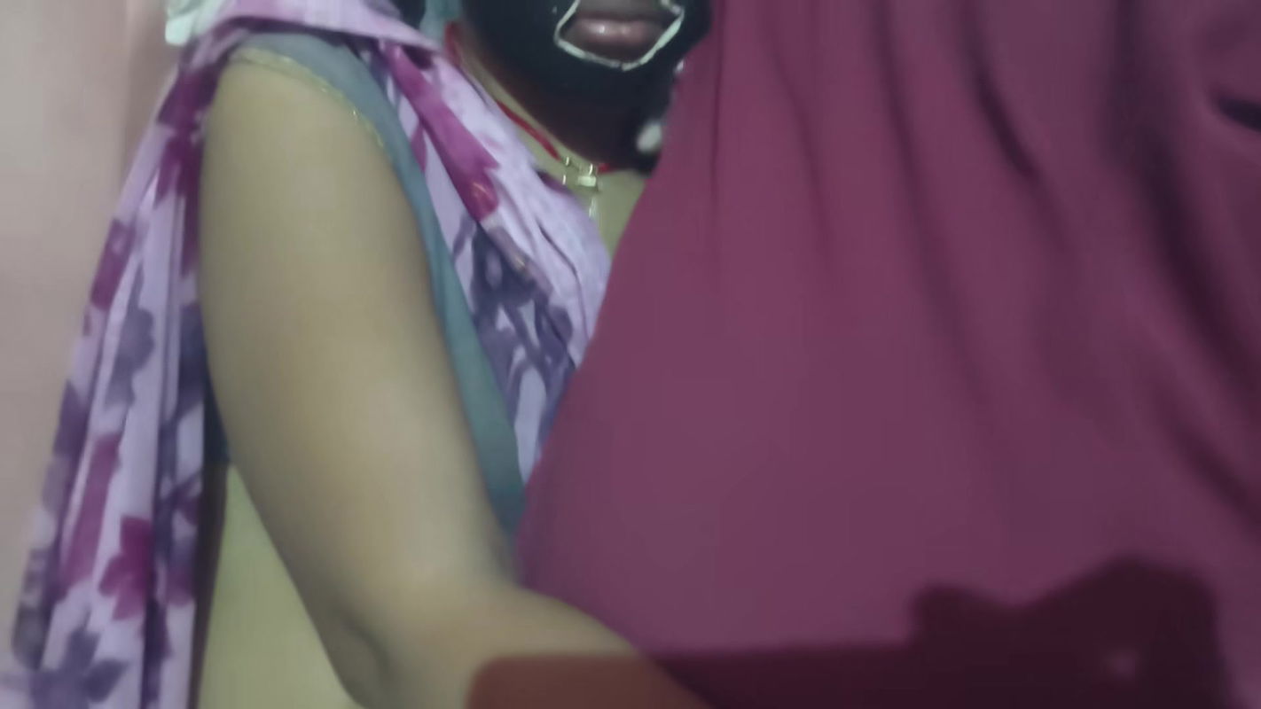 Desi bhabhi local video in Desi saree with blouse and beautiful husband