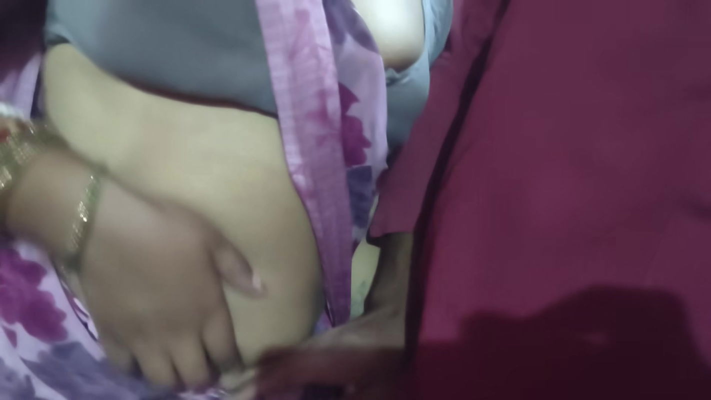 Desi bhabhi local video in Desi saree with blouse and beautiful husband