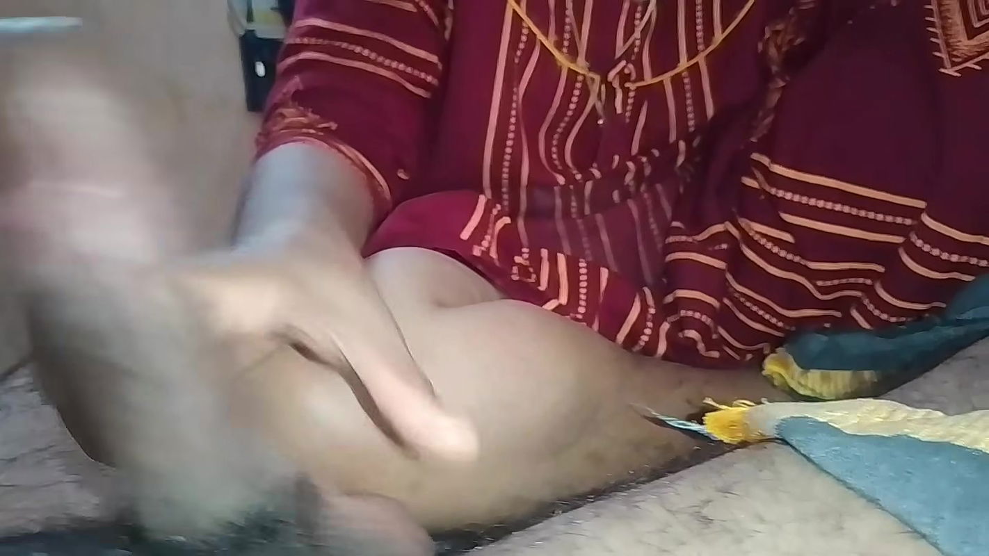 A girl working in Ernakulam puts her boyfriend’s penis in her mouth and pleases him