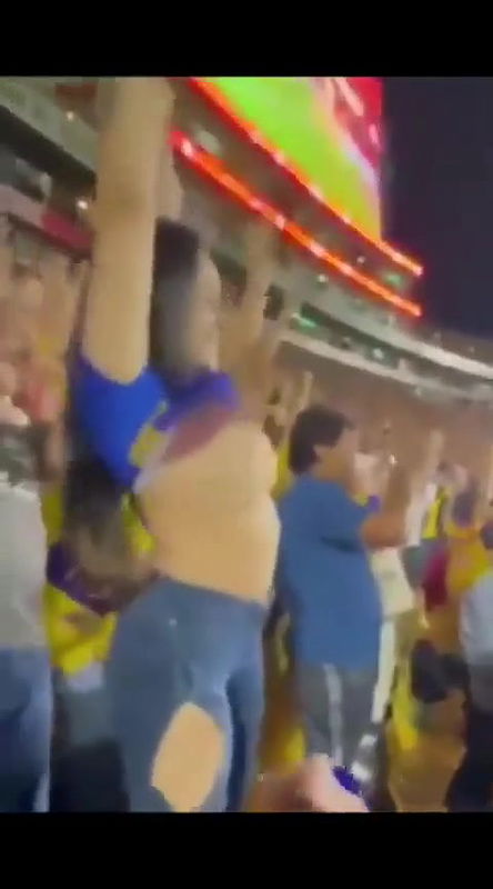 Hot babe showing her Boobs in Stadium