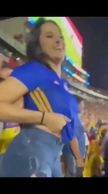 Hot babe showing her Boobs in Stadium