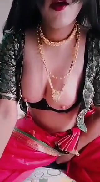 Hot shemale masturbating in Saree