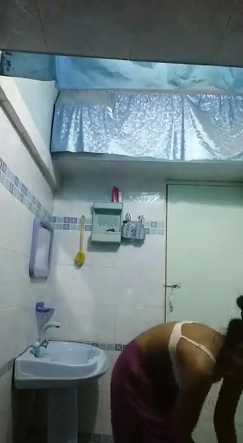 Desi girl showing in Bathroom
