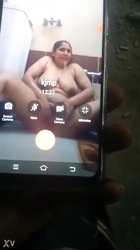 Desi Bhabhi Shows Her bathing and Fingering On VC