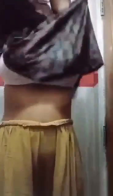 Big boobie bhabhi showing and fingring 22