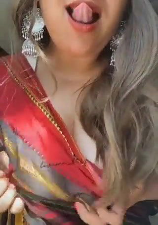 Huge boobie bhabhi pressing tits in saree 22