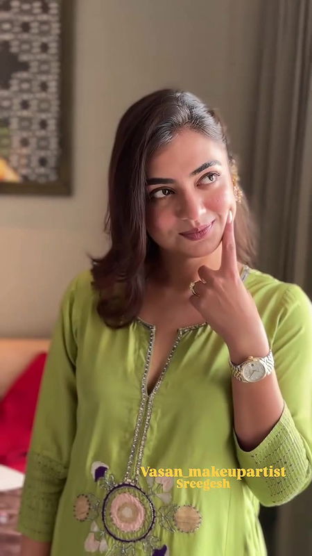 Actress Nazriya sexy cleavage closeup show 22