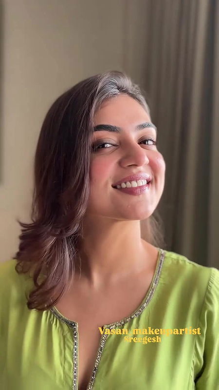 Actress Nazriya sexy cleavage closeup show 22