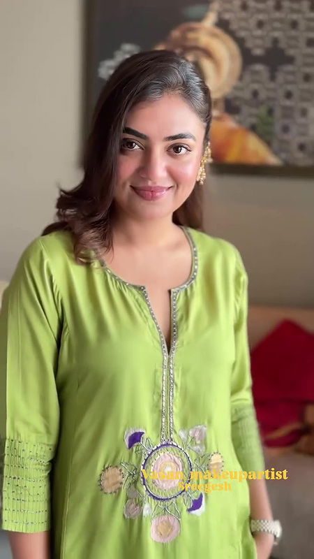 Actress Nazriya sexy cleavage closeup show 22