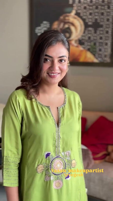 Actress Nazriya sexy cleavage closeup show 22