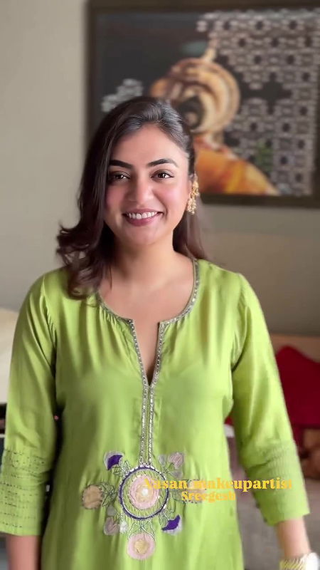 Actress Nazriya sexy cleavage closeup show 22