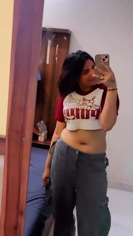 desi chubby girls sexy deep navel in white tshirt 22