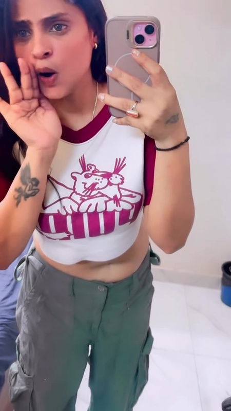 desi chubby girls sexy deep navel in white tshirt 22