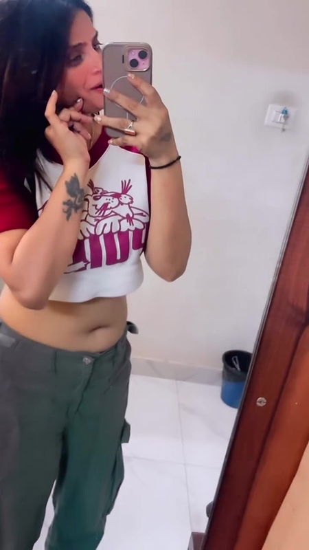 desi chubby girls sexy deep navel in white tshirt 22