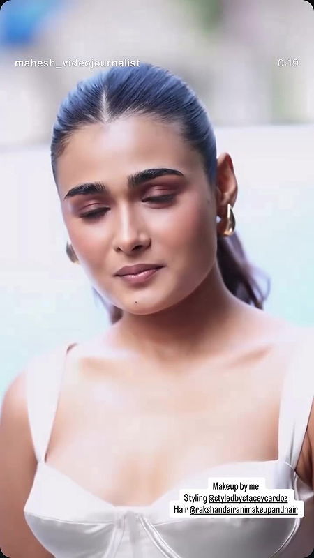 Shalini Pandey hot boobs sexy armpit show in sleeveless dress 22