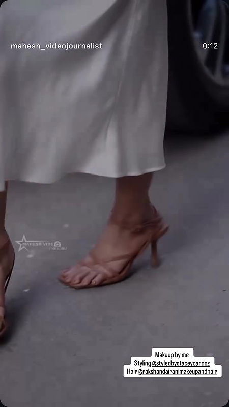 Shalini Pandey hot boobs sexy armpit show in sleeveless dress 22