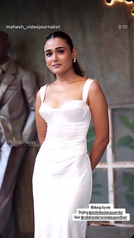 Shalini Pandey hot boobs sexy armpit show in sleeveless dress 22