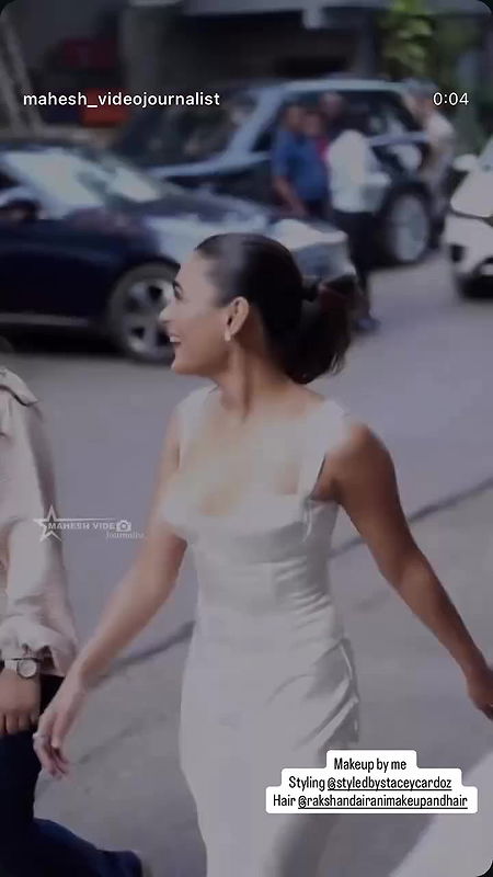 Shalini Pandey hot boobs sexy armpit show in sleeveless dress 22