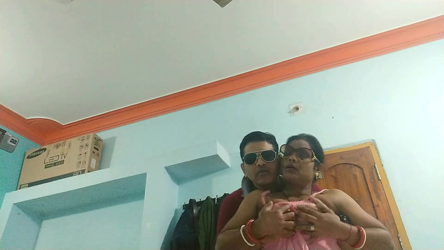 Beauty Tamil Black Porn Actress Squirting and Fucked Hard Roughly and Creampied Pussy with Mumbai Camera Man’s Home