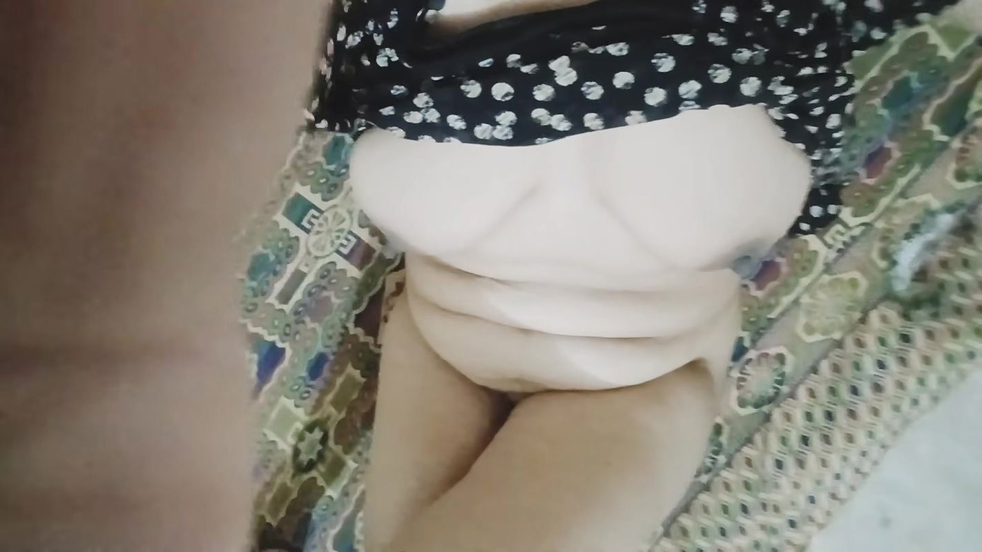 Desi Bhabi Loray ki Talash mei Piyasi Phudi