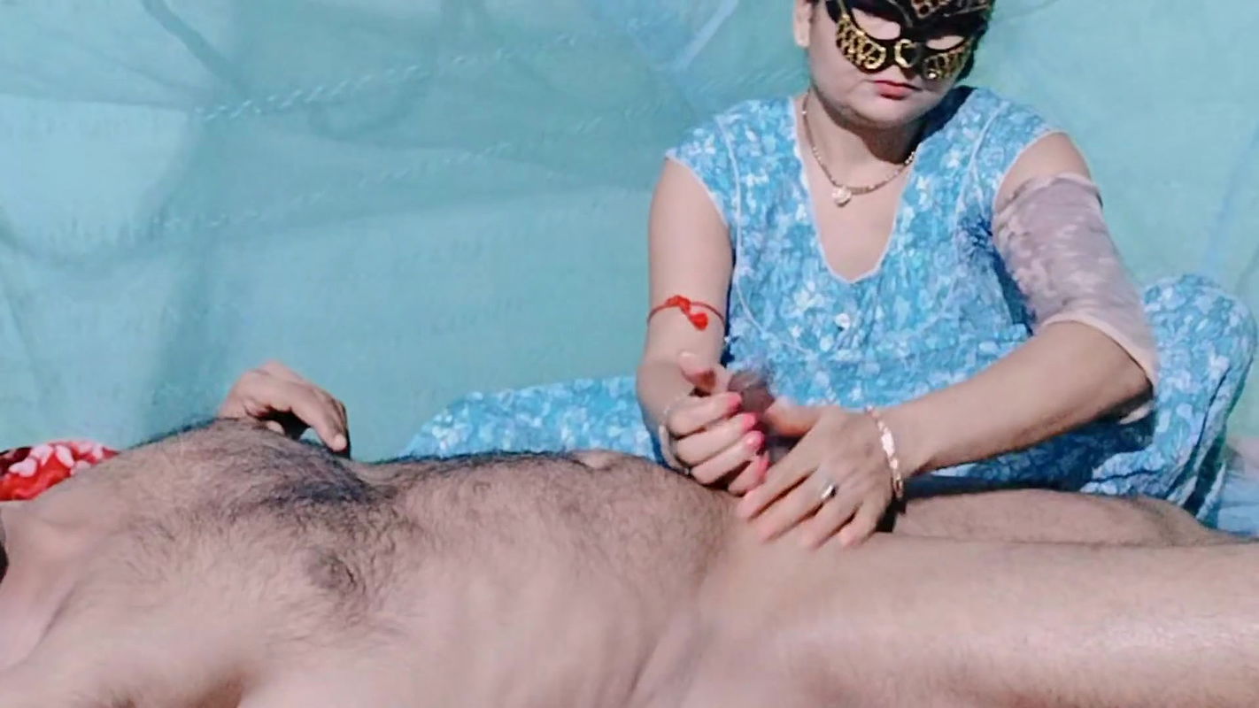 Desi Mom Ki Friend ne LUND JO MASSAGE Karke Doggy Style Me chudai Kiya