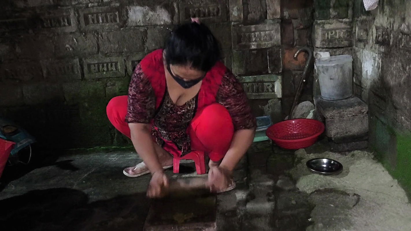 I see my aunty sitting in a very hot position I hugged her and started fucking her in the ass.